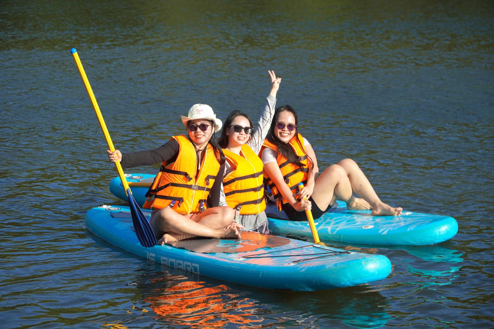 Chèo SUP trên biển Hồ Cốc